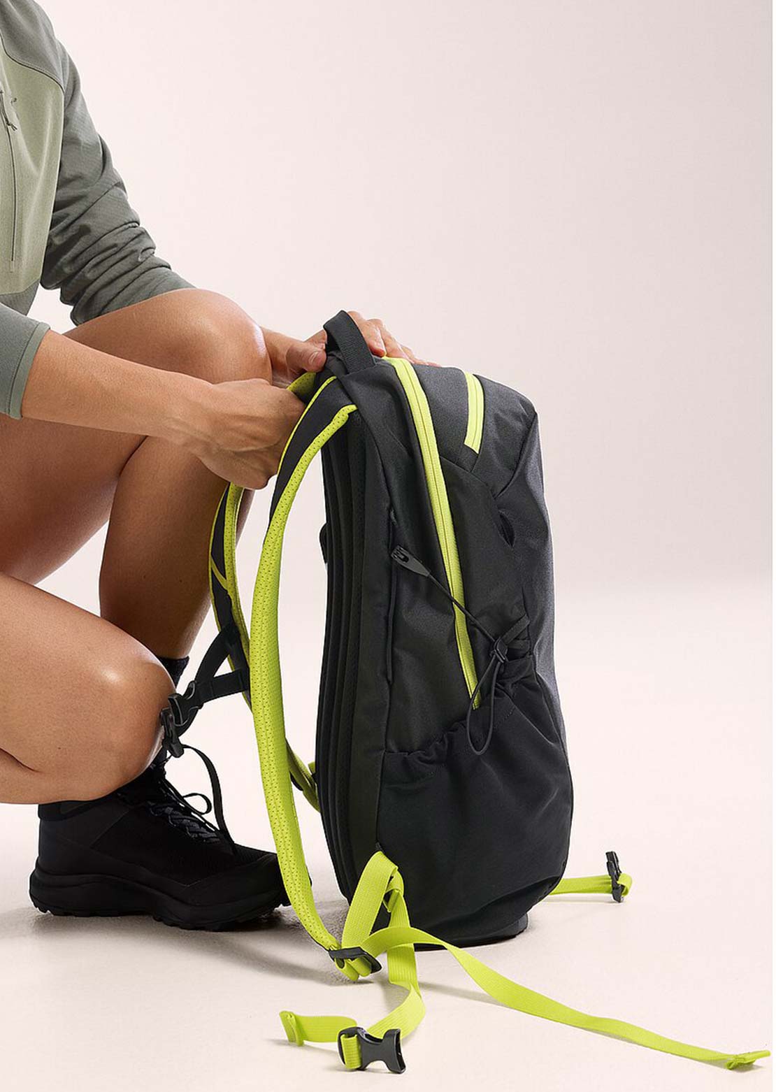 Arc&#39;teryx Mantis 16 Backpack Black/Euphoria