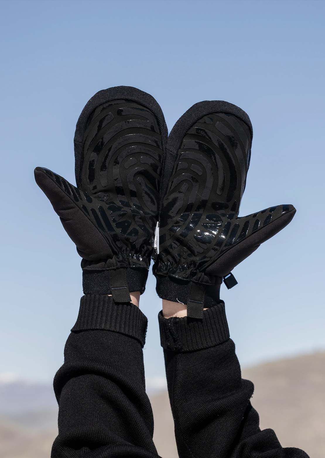 Armada Men's Carmel Windstopper Mitts Off White Smiley
