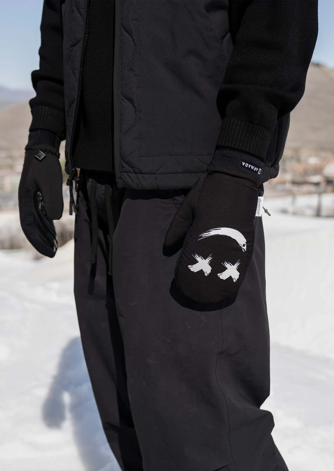 Armada Men's Carmel Windstopper Mitts Off White Smiley