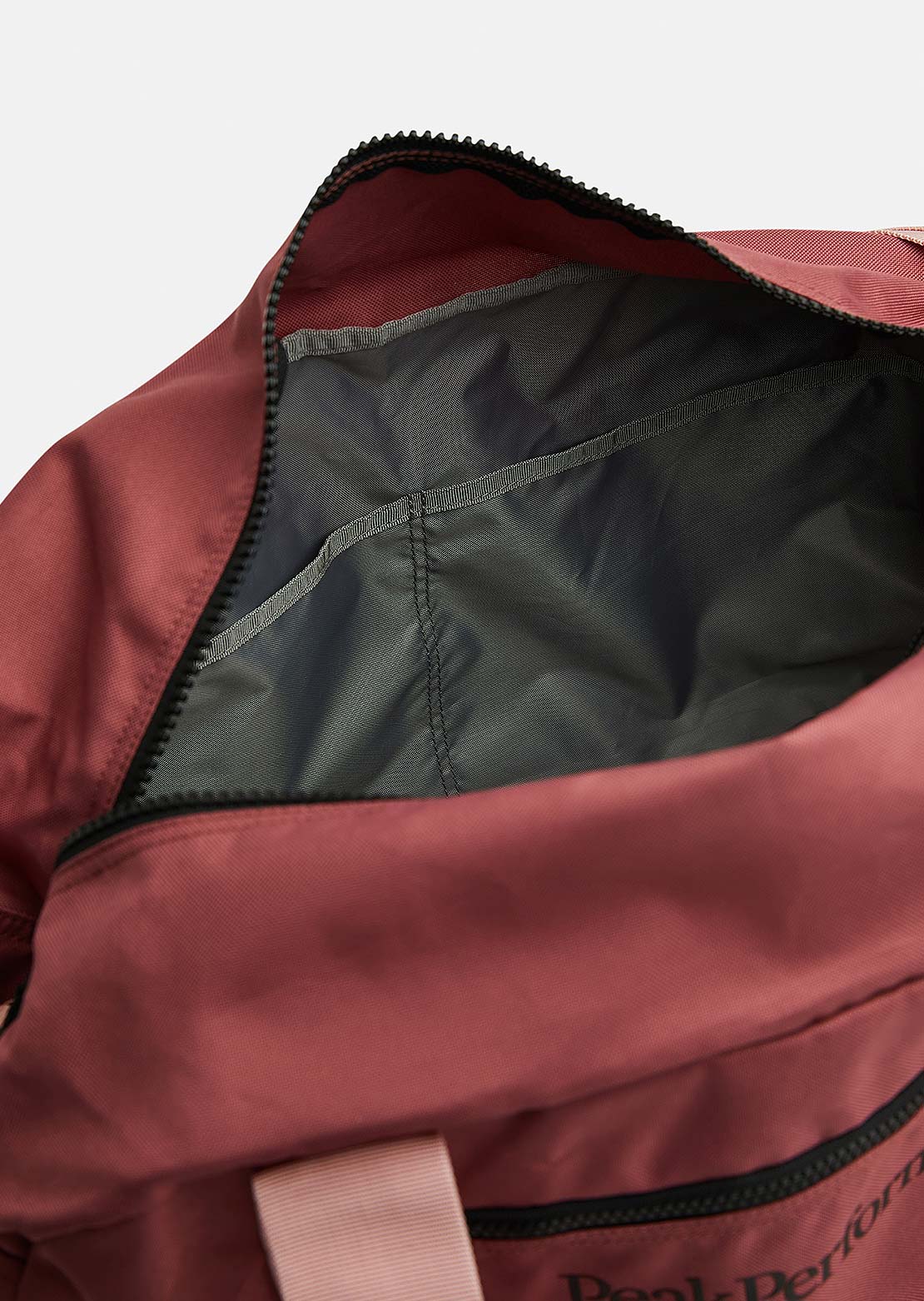 Peak Performance Unisex Detour 35L Duffel Bag Wild Rouge