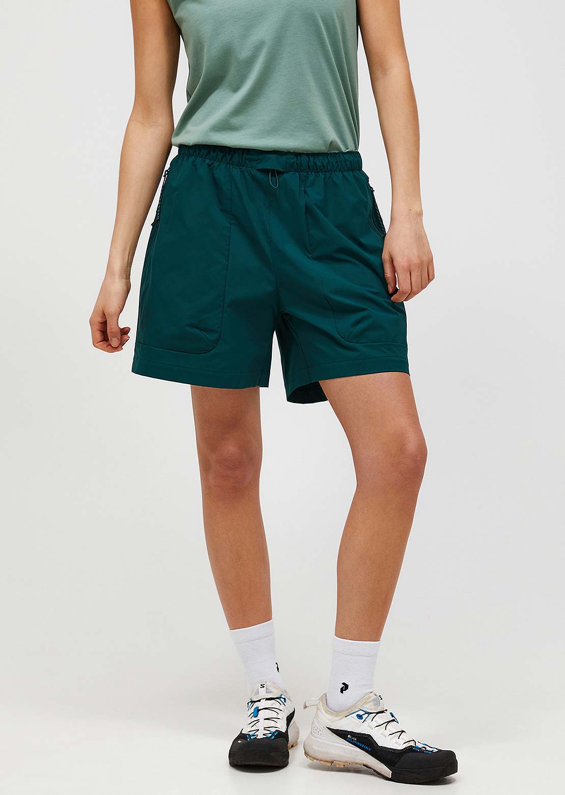 Peak Performance Women's Outdoor Cargo Shorts Ponderosa Pine