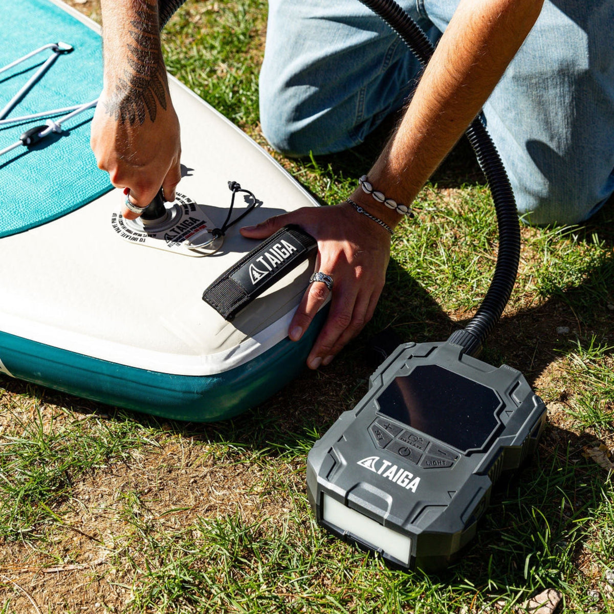 Taiga  PREMIUM BATTERY ELECTRIC PUMP FOR INFLATABLE PADDLE BOARD – 22 PSI