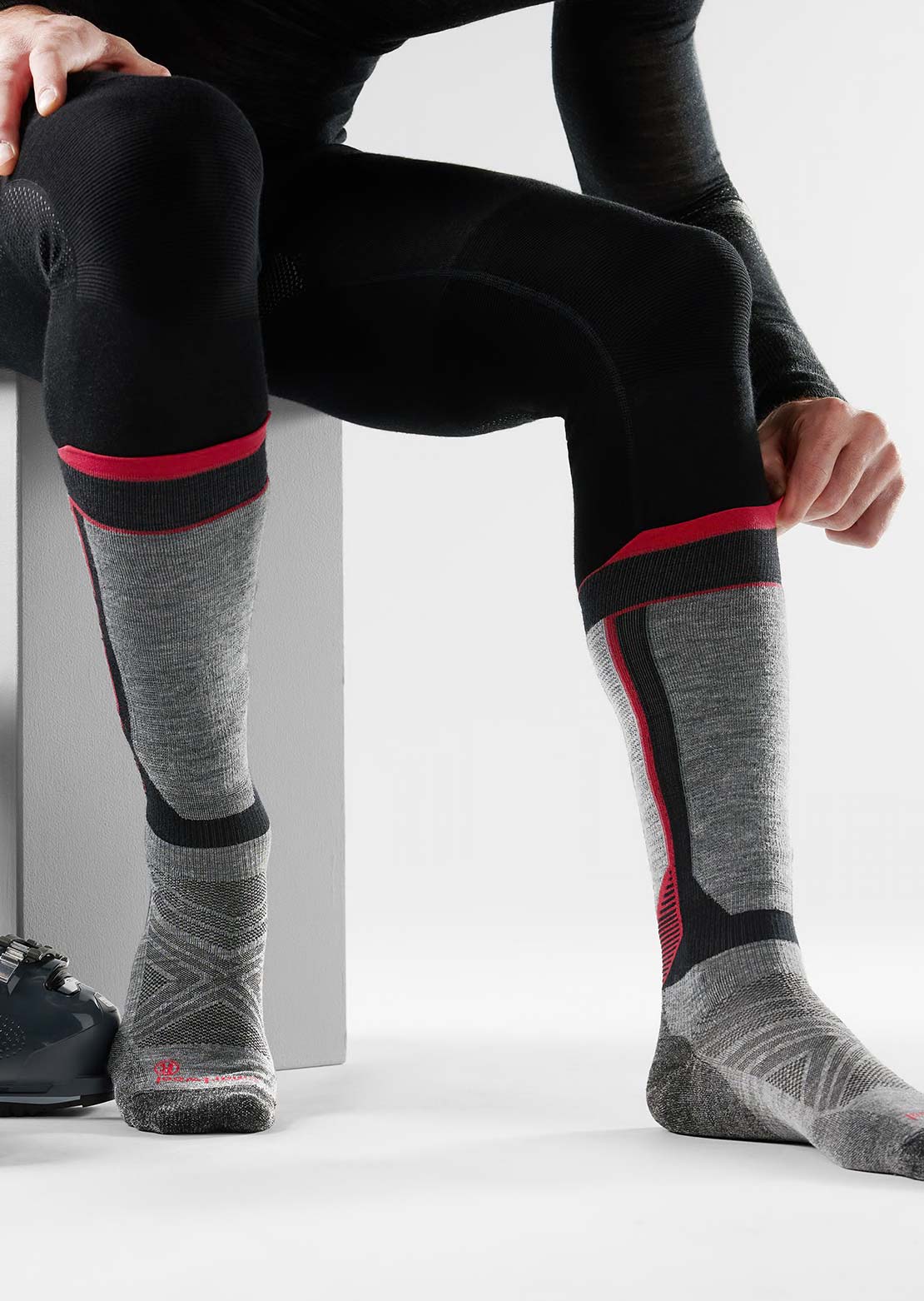 Smartwool Men’s Intraknit Ski Targeted Cushion OTC Socks Black