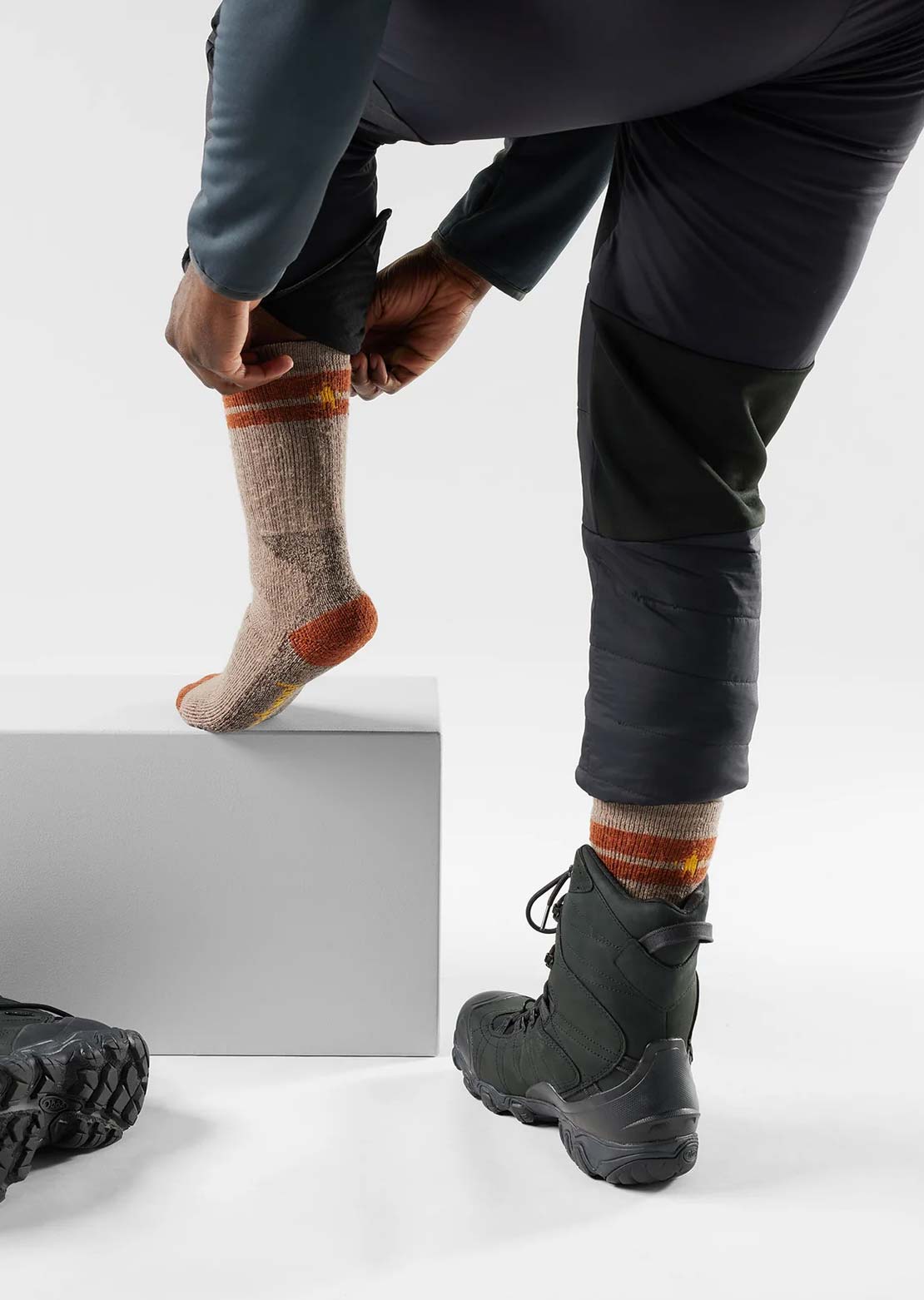 Smartwool Unisex Mountaineer Maximum Cushion Tall Crew Socks