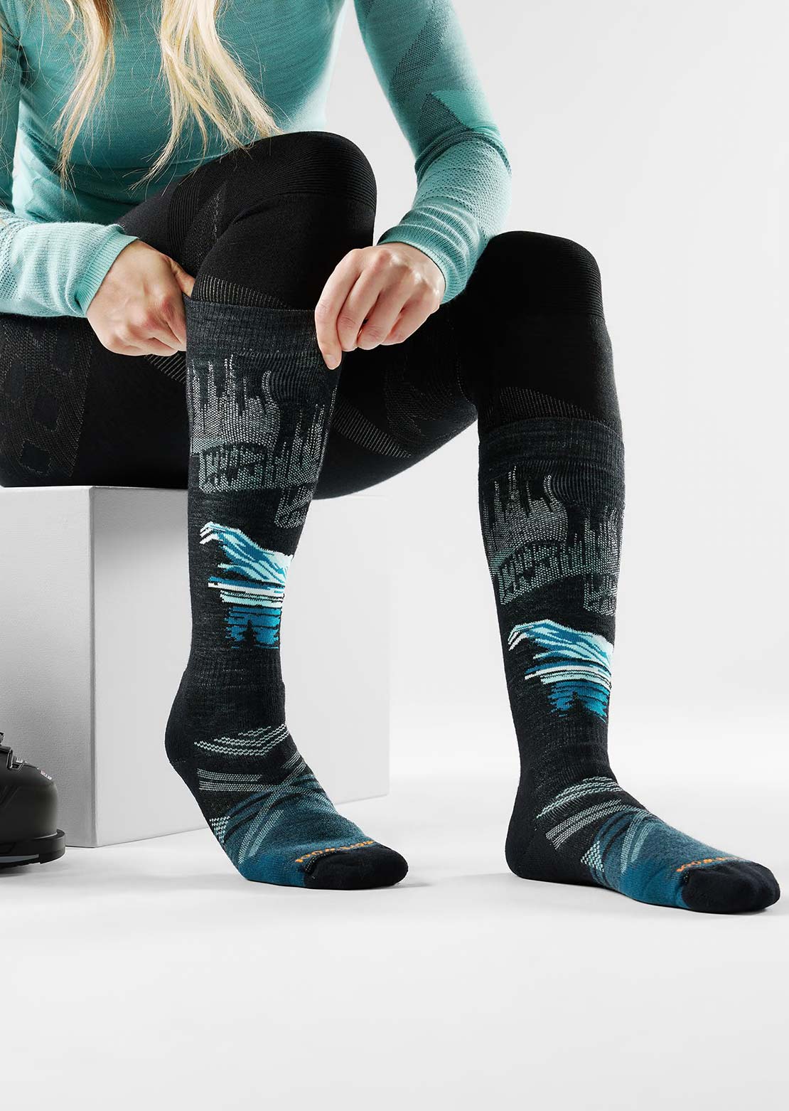 Smartwool Women’s Ski Full Cushion Alpine Auroras OTC Socks Black