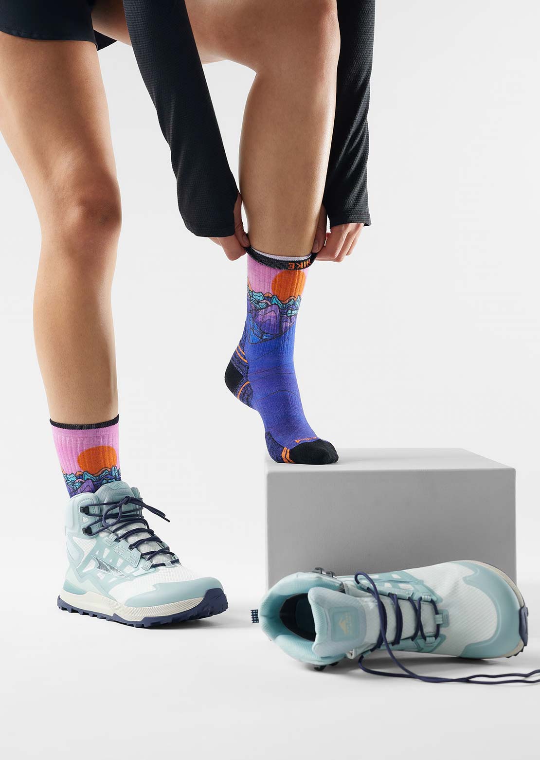 Smartwool Women's Hike Targeted Cushion Mountain Sunrise Print Crew Socks Deep Navy