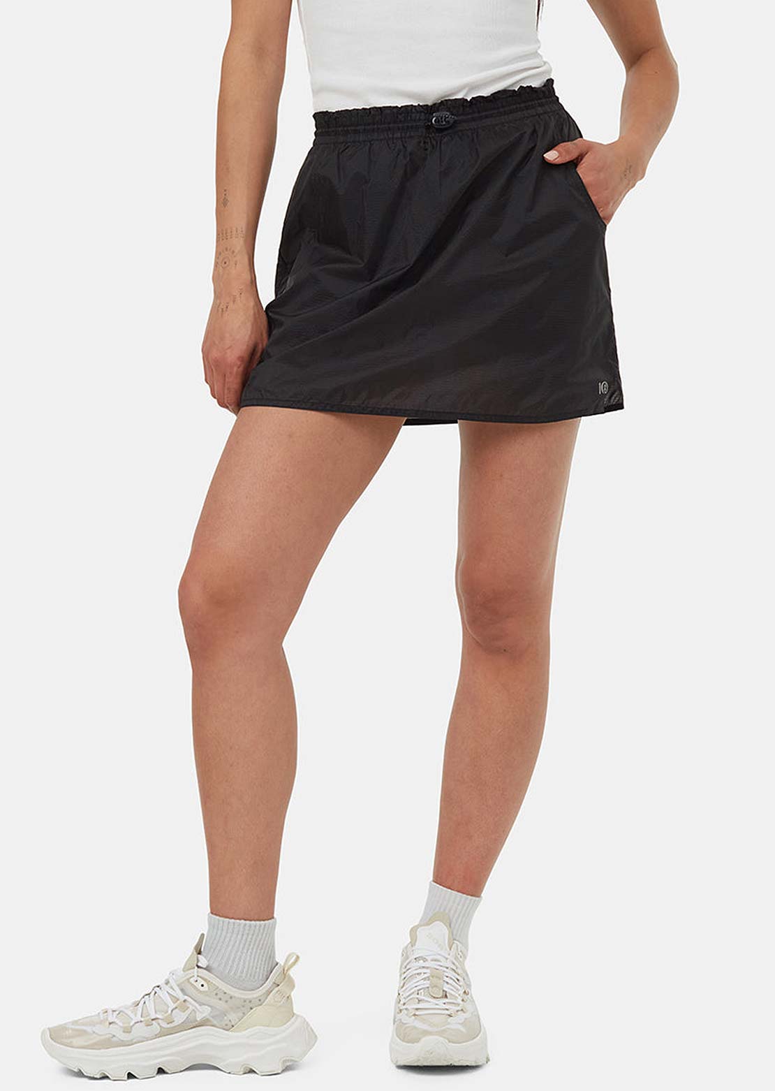 Tentree Women's Breeze Nylon Skort Meteorite Black/Meteorite Black