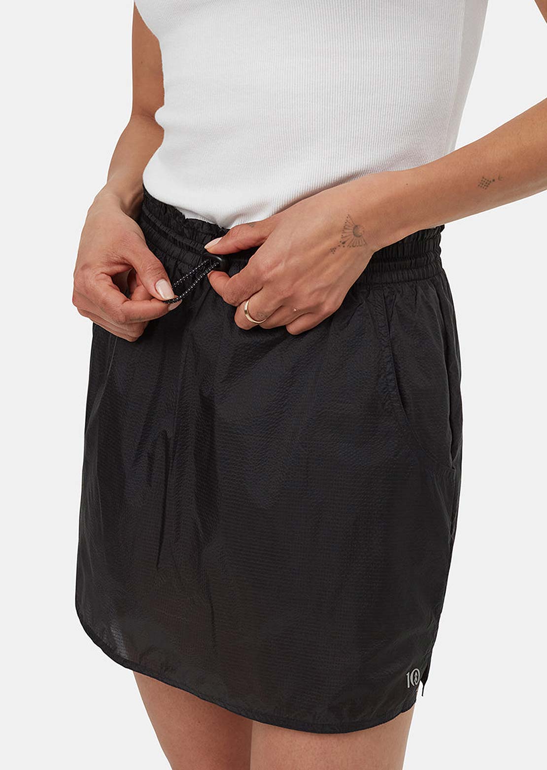 Tentree Women's Breeze Nylon Skort Meteorite Black/Meteorite Black