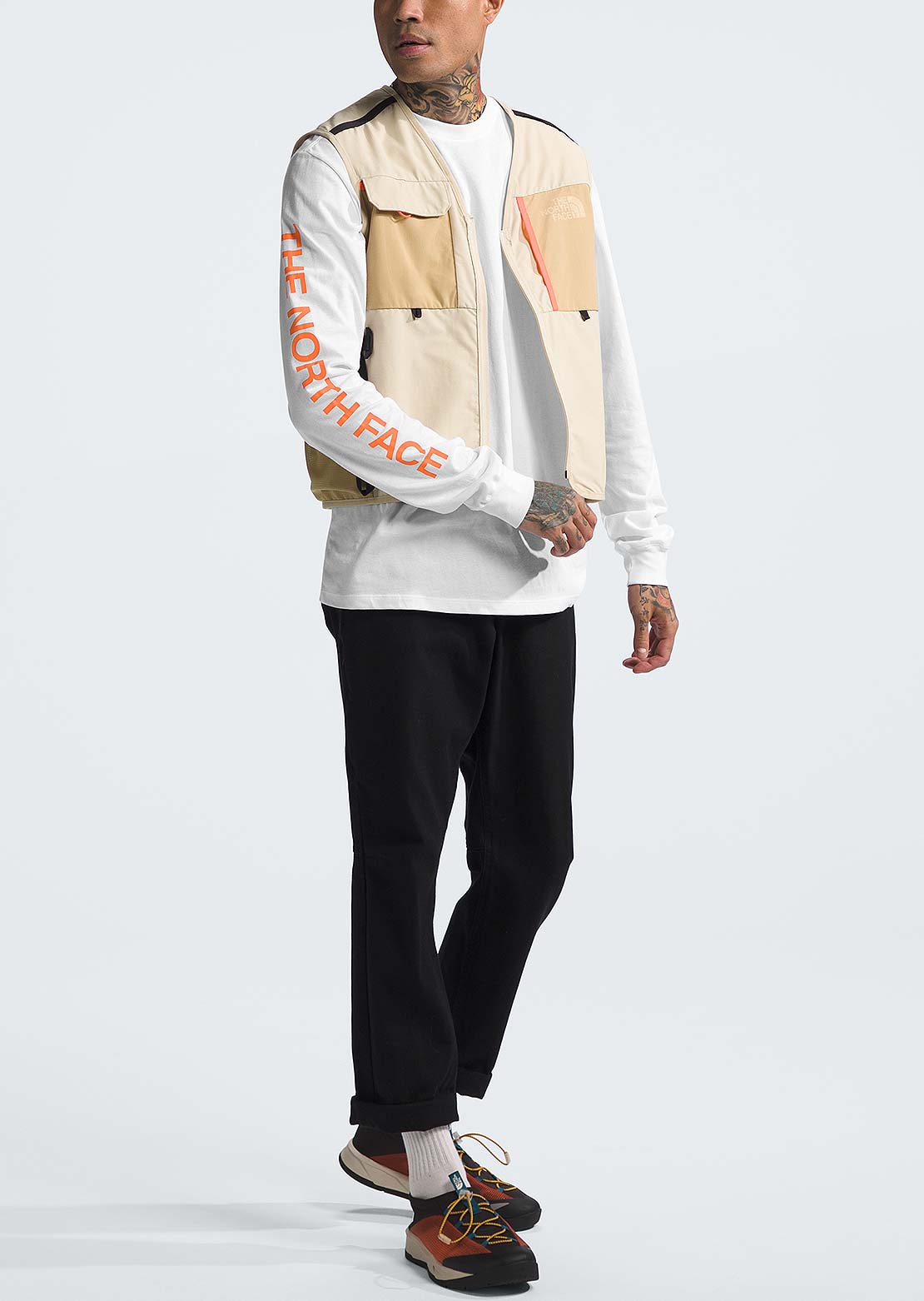 The North Face Men&#39;s Sleeve Hit Graphic Long Sleeve TNF White/Vivid Flame