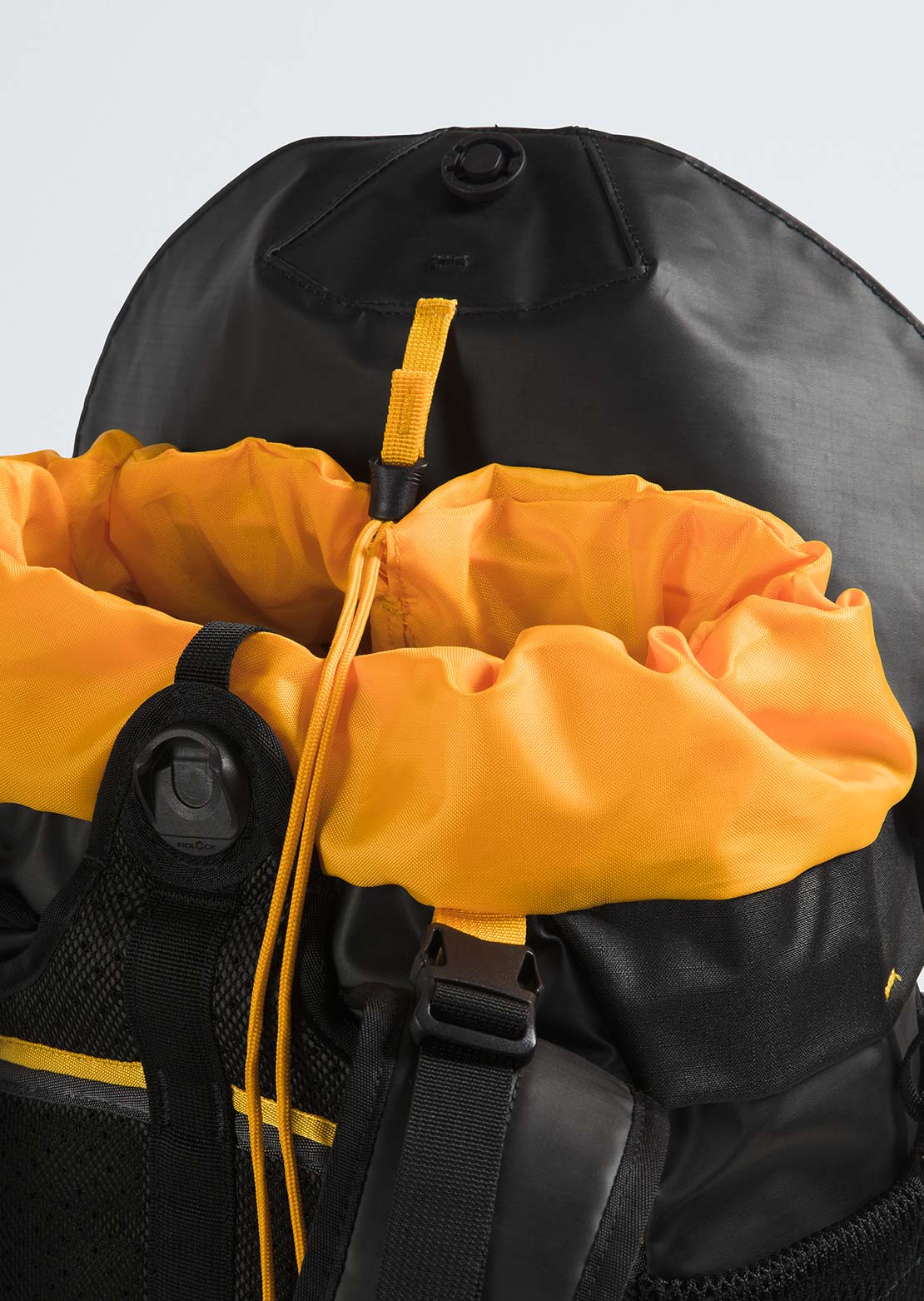 The North Face Unisex Universal Daypack TNF Black/Summit Gold