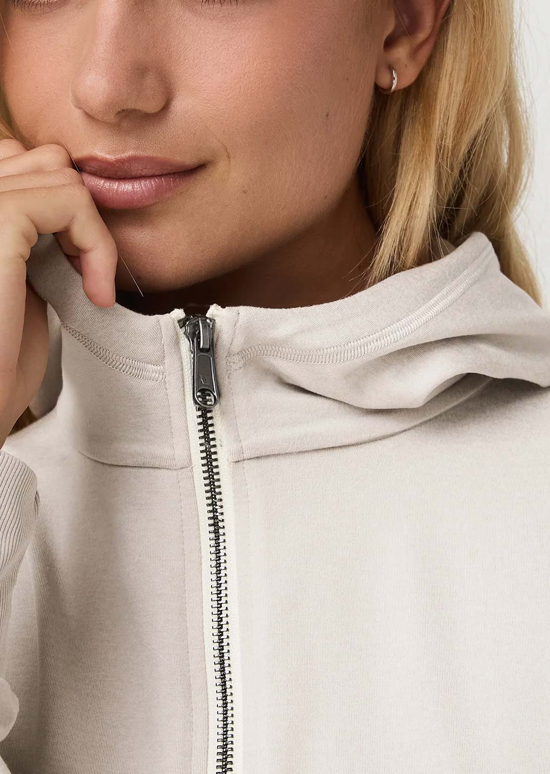 Vuori Women's Halo Modern Full Zip Hood Ecru Heather
